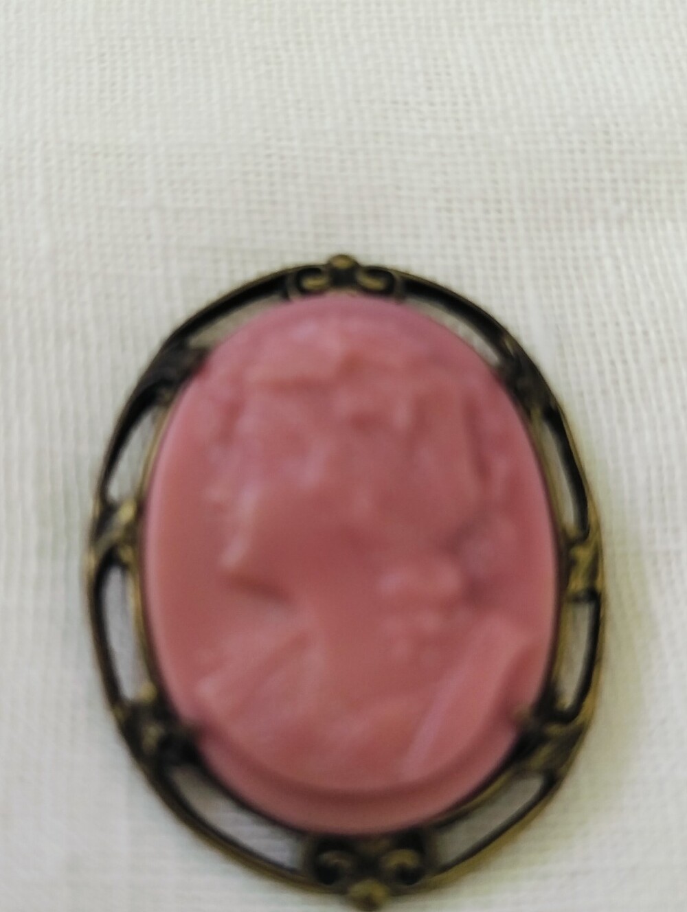 Vintage MCM Pink Molded Resin Cameo Brooch In Openwork Brass Tone Frame